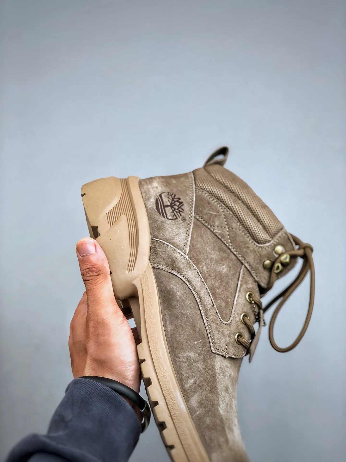 Local self-pickup 💰560 supports store release. New goods 🚀Timberland Timberland outdoor mid-top casual rhubarb boots series. Guangdong factory quality. Original box and original packaging. The fabric is made of Italian 🇮🇹 top-grade frosted fine-grained cowhide. It is paired with anti-odor and anti-corrosion genuine leather latex insoles to give you a perfect wearing experience. High-quality and durable. A must-have for sportsmen. Specially designed to handle handsomeness. High-quality and first-class foot feel. Size: 38-44 (leather shoe size)